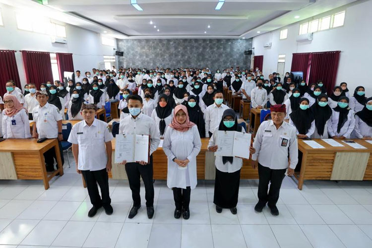Serahkan SK PPPK Nakes, Bupati Ipuk Dorong Optimalisasi Layanan Kesehatan