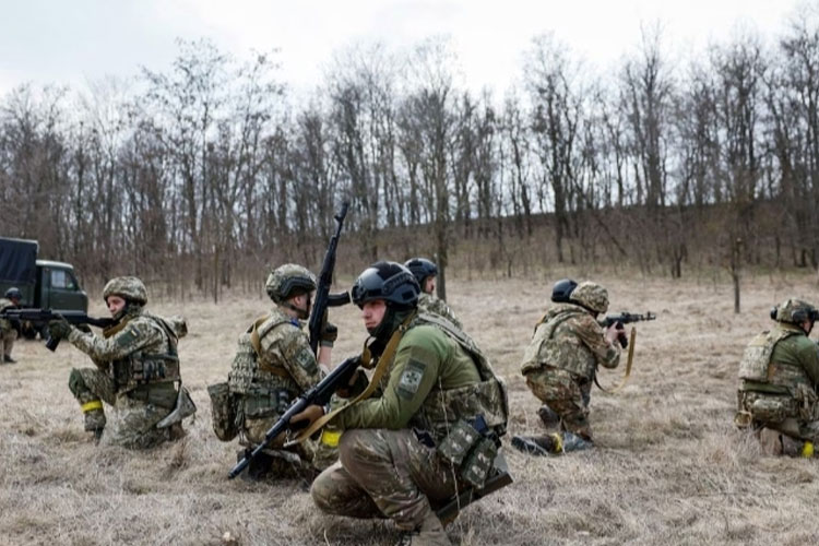 Ukraina telah siap dengan 40.000 pasukan dan menunggu bel dibunyikan untuk menyerang balik Rusia. (FOTO: Reuters)