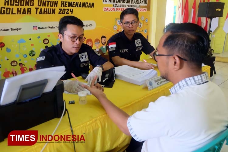 BNNK Ciamis saat melakukan pemeriksaan tes urine untuk memastikan bacaleg dari partai Golkar bebas narkoba. (Foto: Susi/TIMES Indonesia) 