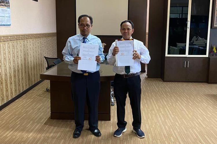 Dekan FP UB, Prof. Mangku Purnomo,S.P.,M.Si., Ph.D bersama Kepala Bapas Jember Basuki Raharjo, A.Md.I.P.,S.H., M.Husai penandatanganan MOU kerjasama, di FP UB, Selasa (2/5/2023). (Foto: Dok FP UB)