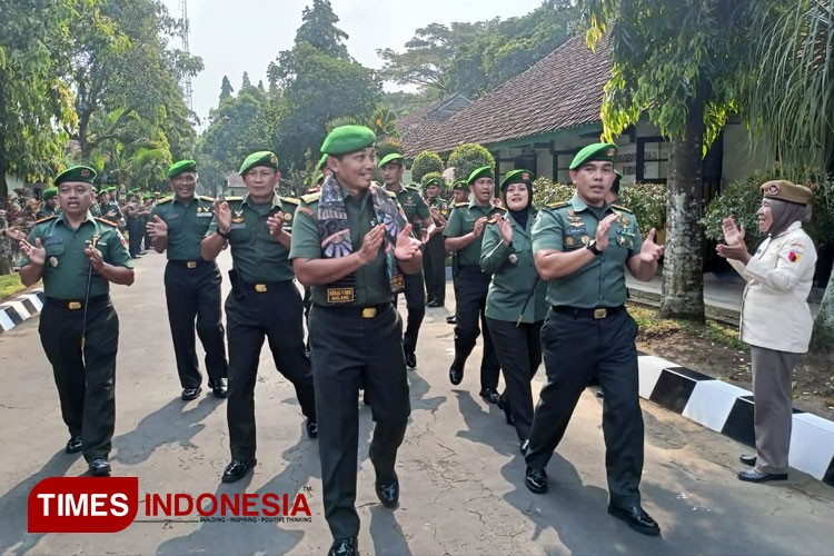 KapushubAD Mayjen TNI Nurcahyo Utomo M.PM berkunjung ke markas Hubdam V Brawijaya, Rabu (3/5/2023). (Foto: Maghrubio Javanoti/TIMES Indonesia)