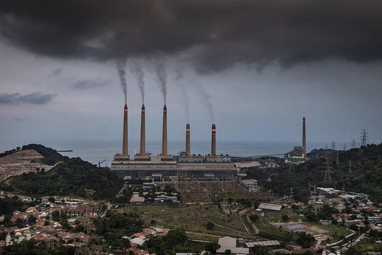 Pembangkit listrik tenaga batubara Suralaya di Cilegon, Banten. (FOTO: dok Greenpeace)