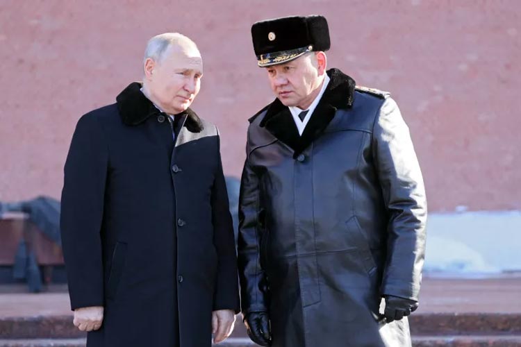 Menteri Pertahanan Rusia Sergei Shoigu, kanan, dan Presiden Vladimir Putin di Moskow, Rusia, pada Februari 2023. (FOTO: Al Jazeera/ Reuters).