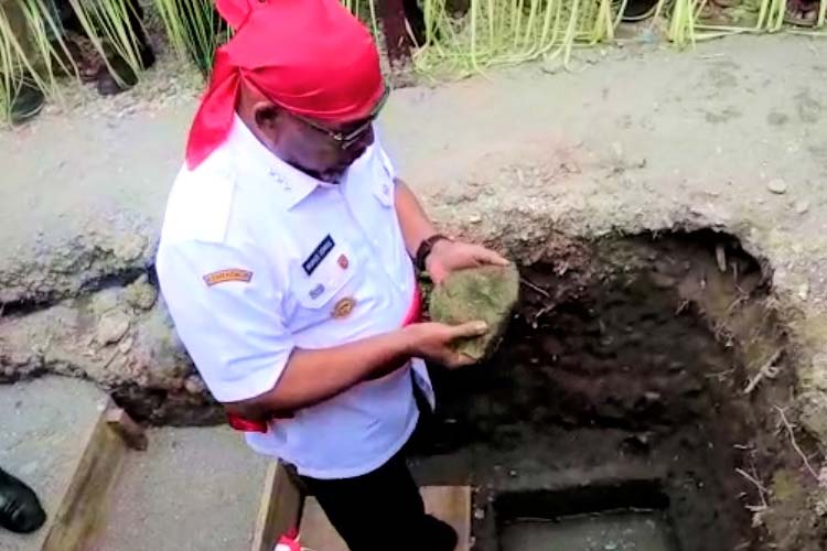 Gubernur Maluku Letakan Batu Pertama Pembangunan Pastori Jemaat GPM Kamarian