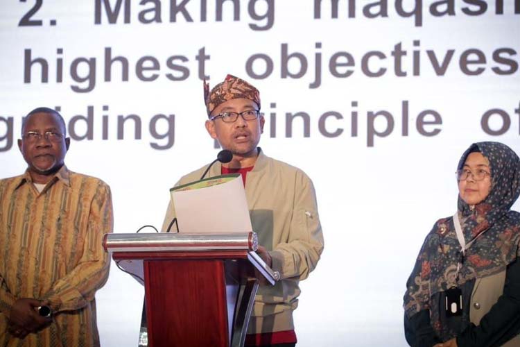 Prof Ahmad Muzakki membacakan Piagam Surabaya hasil AICIS 2023 di UIN Sunan Ampel Surabaya. (Foto: Dokumen AICIS)