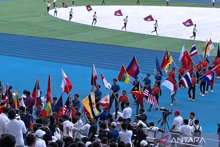Para penari membawa bendera Indonesia dalam posisi terbalik dalam upacara pembukaan SEA Games XXXII/2023 Kamboja di Morodok Techo National Stadium, Phnom Penh, Jumat (5/5/2023). (FOTO: ANTARA/Arnidhya Nur Zhafira)