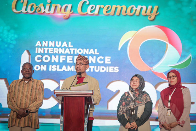 Rektor UIN Sunan Ampel Surabaya, Prof. Ahmad Muzakki membacakan hasil AICIS 2023. (Foto: Kemenag RI)