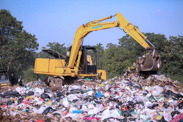 Kendaraan berat sedang membereskan tumpukan sampah. (FOTO: Dok.Humas Kota Bandung)