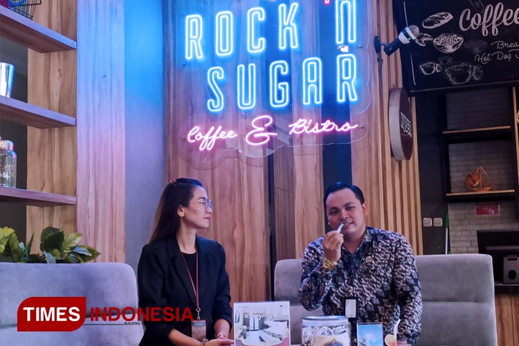 General Manager Luminor Hotel Jember, L. Y. Anggoro Wicaksono saat mengambil satu kertas undian yang berhak menerima hadiah utama. (Foto: Siti Nur Faizah/TIMES Indonesia) 