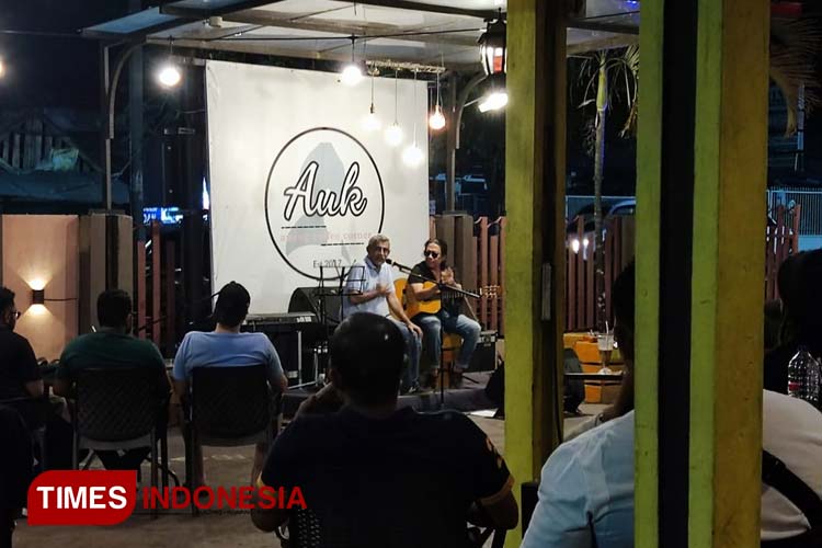 Rival dan Zarro saat acara jamming di Kafe AuK, Jumat (5/5/2023). Acara ini sekaligus ajang berkumpul para musisi lokal si Kota Palu.(Foto: Syarifah Latowa/TIMES Indonesia)