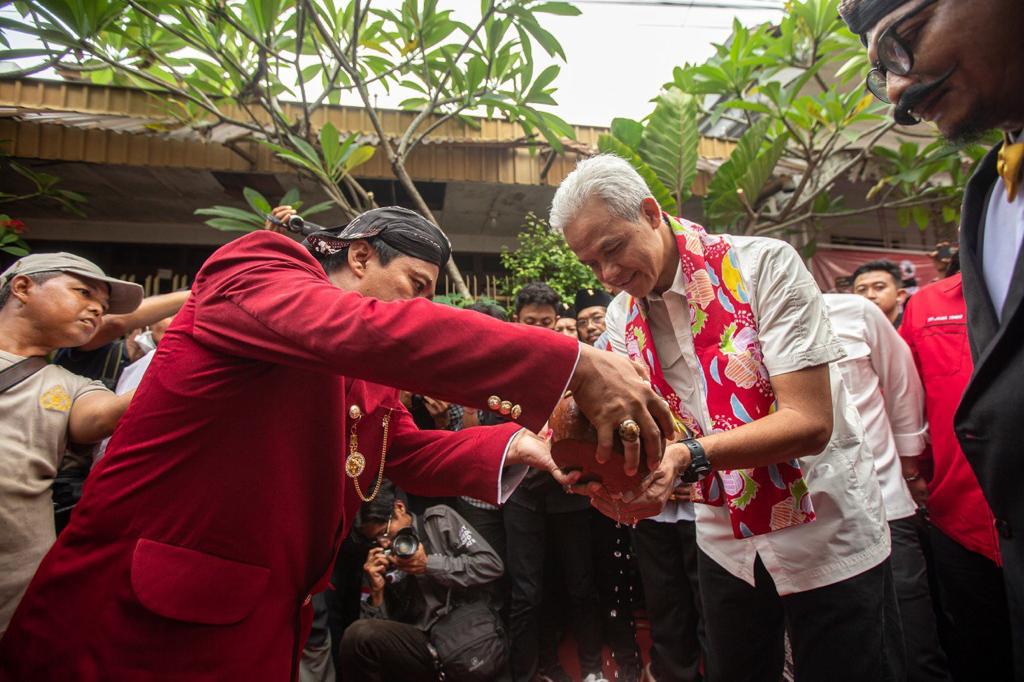 Ganjar Pranowo dibasuh kakinya dari air Sumur Jobong Surabaya. (Foto: PDIP Jatim for TIMES Indonesia)
