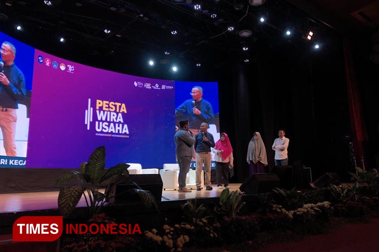 Sesi Talkshow Meet The Investor saat acara Pesta Wirausaha Komunitas TDA di Balai Pemuda Surabaya, Sabtu (6/5/2023). (FOTO: Lely Yuana/TIMES Indonesia)