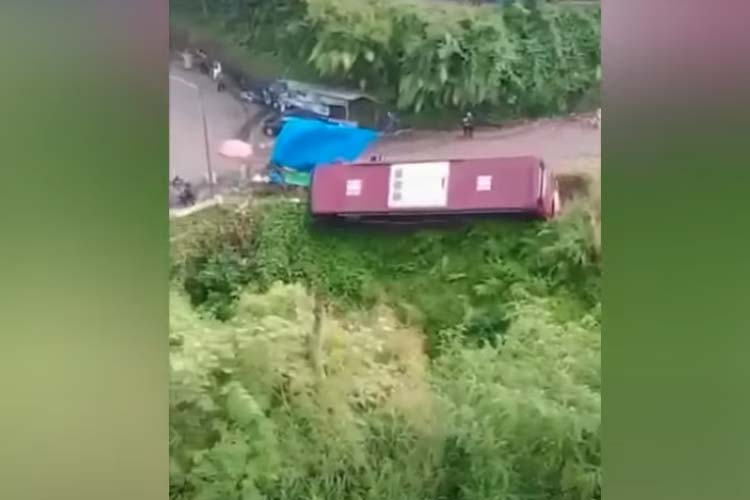 Bus Masuk Jurang di Guci Tegal, 1 Orang Meninggal Dunia