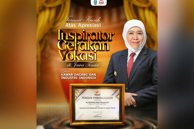 Gubernur Jawa Timur Khofifah Indar Parawansa menerima penghargaan sebagai Inspirator Gerakan Vokasi Jawa Timur dari Kamar Dagang dan Industri (KADIN) Indonesia.(Foto: Dok.Humas Pemprov Jatim) 