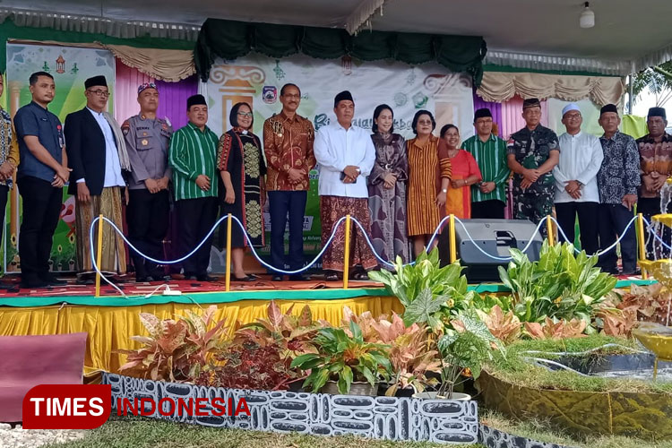 Sejumlah pimpinan daerah dan tokoh agama dan masyarakat saat menggelar acara Halal Bihalal akbar se-daratan Sumba.(FOTO:Habibudin/TIMES Indonesia)
