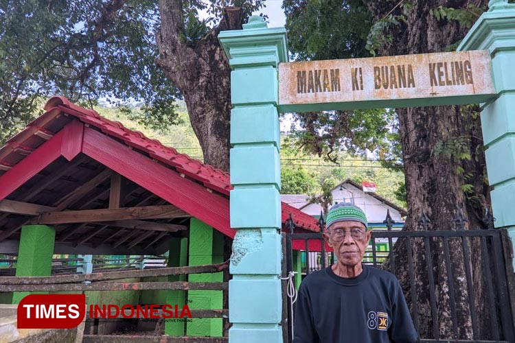 Juru kunci makam Ki Ageng Buwono Keling, Santoso, saat bercerita kesaktian penguasa wengker selatan Pacitan masa silam. (FOTO: Yusuf Arifai/TIMES Indonesia) 