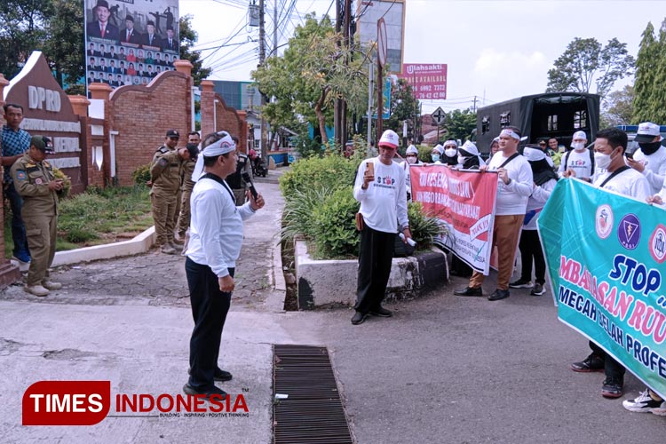 Koordinator aksi, Andi Styawan, saat menyampaikan aspirasi penolakan RUU Omnibus Law tentang kesehatan di halaman gedung DPRD Kendal, Senin (08/05/2023). (FOTO: Zamroni/TIMES Indonesia)