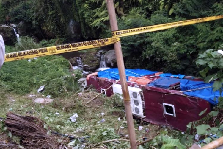 Bus Duta Wisata yang mengangkut rombongan wisatawan asal Tangerang Selatan terjun ke jurang di kawasan Pemandian Air Panas Guci Tegal. (FOTO: Antara/HO_Oky Lukmansyah)