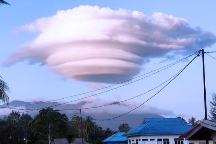 Fenomena awan Lenticularis di langit Ranai, Kabupaten Natuna, Kepri, Minggu (7/5/2023). (ANTARA/HO-BPBD Natuna)