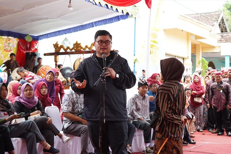 Bupati Kediri Hanindhito Himawan Pramana saat hadiri acara grebek Syawal dan Launching Desa Wisata Sidomulyo, Kecamatan Wates (Foto/Diskominfo Kabupaten Kediri)