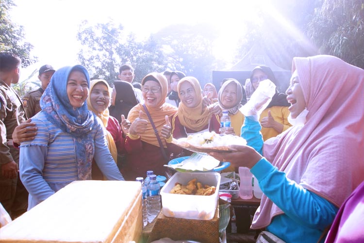 Wali Kota Mojokerto, Ika Puspitasari (baju biru) saat bercengkrama bersama warga Kota Mojokerto di CFD Wates, Kota Mojokerto. (FOTO: Dok. Kominfo)