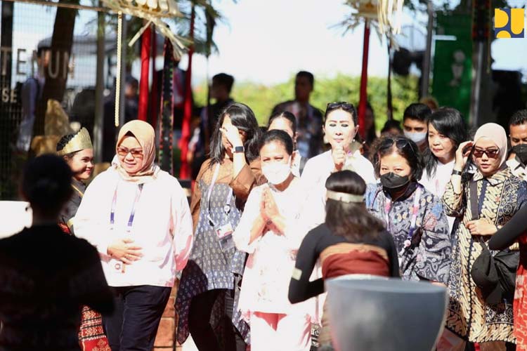Ibu Negara RI bersama dengan Dirjen Cipta Karya Kementerian PUPR RI Diana Kusumastuti saat meninjau kesiapan Puncak Waringin sebagai infrastruktur pendukung KTT ASEAN. (FOTO: Biro Komunikasi Publik Kementerian PUPR RI)