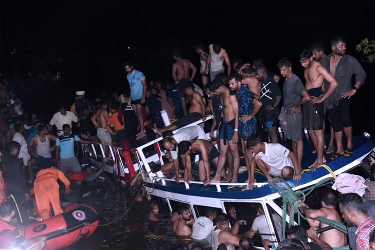 Operasi penyelamatan oleh tim NDRF, pemadam kebakaran, dan scuba diving masih terus berlangsung hingga kini. (FOTO: Al Jazeera/AFP)