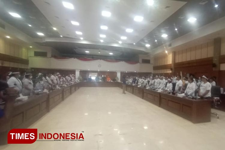 DPW Persatuan Perawat Nasional Indonesia (PPNI) Provinsi Maluku menggelar unjukrasa dalam rangka merespon pembahasan RUU tentang Kesehatan (Omnibus Law), di Gedung DPRD Provinsi Maluku, Senin (8/5/2023). (Foto: Ade/TIMES Indonesia)