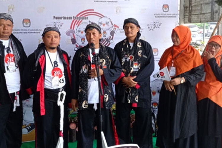Partai Keadilan Sejahtera (PKS) partai pertama yang mendaftarkan bacalegnya ke KPU Ponorogo. (Foto: KPU Ponorogo)