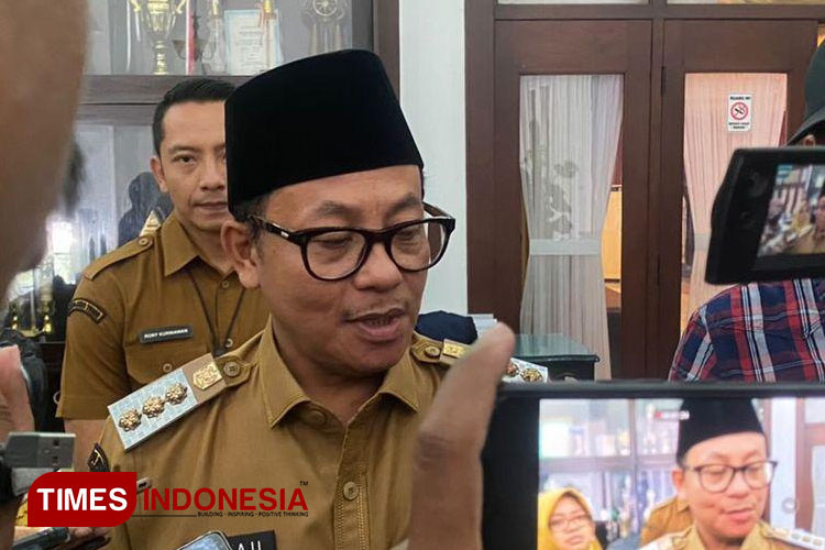 Wali Kota Malang, Sutiaji saat ditemui awak media di Balai Kota Malang. (Foto: Rizky Kurniawan Pratama/TIMES Indonesia)