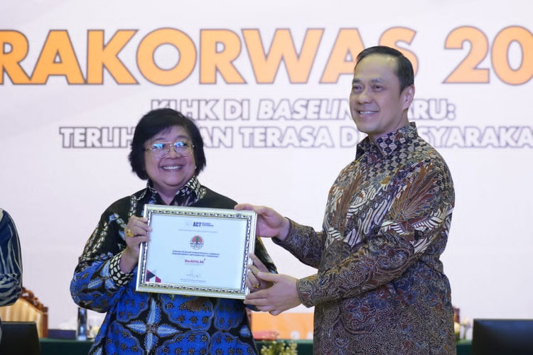 KLHK Dapat Penghargaan Nomor 1 BerAKHLAK Nilai Harmonis dari ESQ
