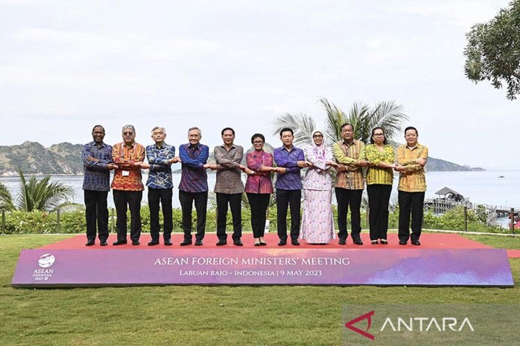 Para Menlu anggota ASEAN berfoto bersama pada ASEAN Foreign Minister Meeting (AMM) di Labuan Bajo, Manggarai Barat, NTT, Selasa (9/5/2023). (FOTO: ANTARA FOTO/Rivan Awal Lingga/nym)
