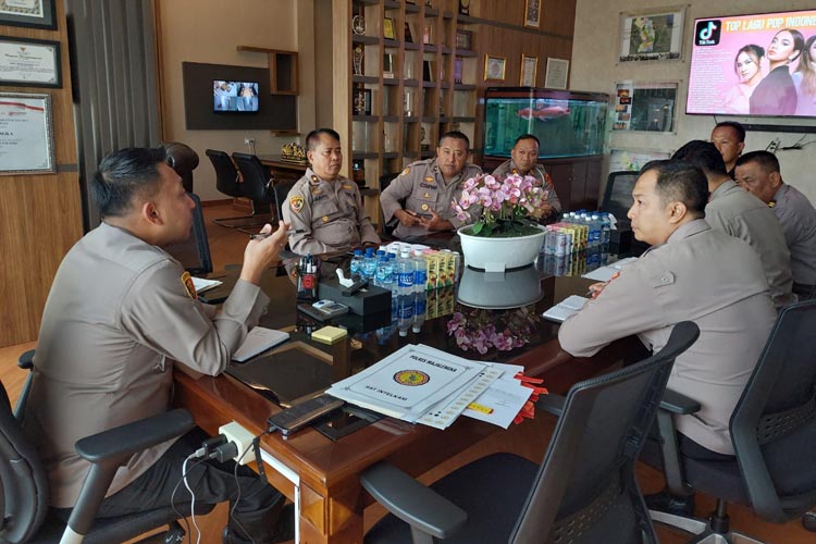 Kapolres Majalengka, AKBP Indra Novianto menyampaikan program Polisi RW pada para pejabat utama. (FOTO: Humas Polres Majalengka)