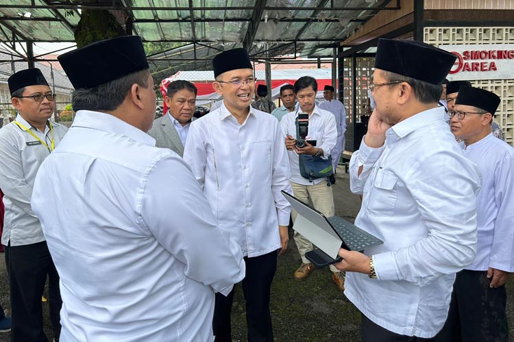 Anggota Komisi VIII DPR RI KH Maman Imanulhaq bersama pegawai Kementerian Agama Jawa Barat. (FOTO: KH Maman Imanulhaq for TIMES Indonesia)