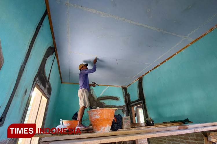 Proses renovasi mushola An Nabawi, Dusun Silirbaru, Desa Sumberagung, Kecamatan Pesanggaran, Banyuwangi, yang dibiayai dari bantuan program PPM PT BSI. (Foto : Syamsul/TIMES Indonesia)