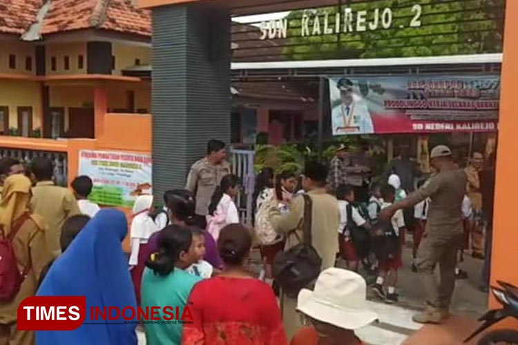 Siawa dan siswi SDN Kalirejo II Kecamatan Dringu, Kabupaten Problinggo, sudah kembali masuk sekolah setelah segel di pintu gerbang dibuka.(Foto: Dicko W/TIMES Indonesia)