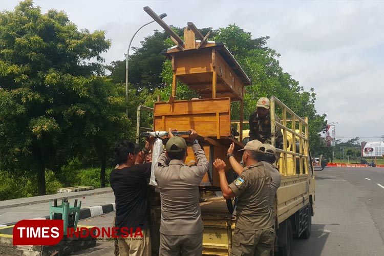 PKL Kawasan Wisata SLG Ditertibkan, Puluhan Gerobak Diamankan