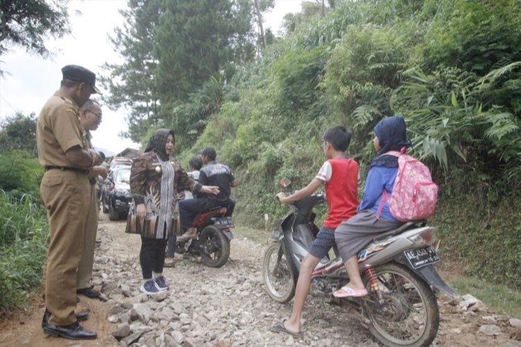 Wakil Bupati Ponorogo Lisdyarita saat melakukan sidak jalan rusak di Desa Baosan Kidul Ngrayun Ponorogo. (Foto:Kominfo Ponorogo)