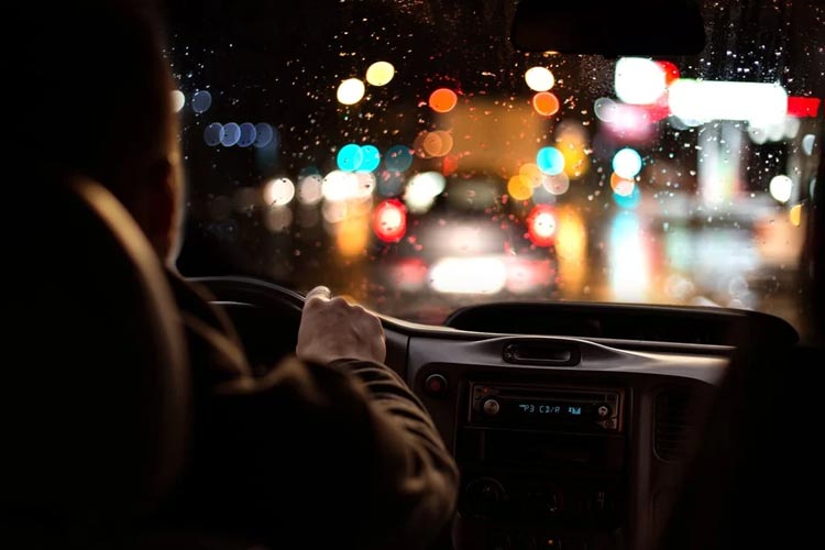 Ilustrasi tips berkendara yang aman dan nyaman pada malam hari.
