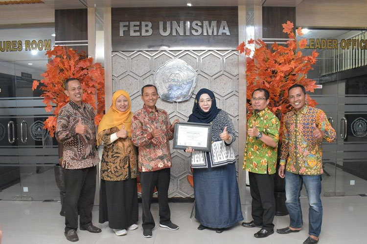 Dekan FEB Unisma Malang beserta jajarannya menunjukkan sertifikat akreditasi Unggul dari Lembaga Akreditasi Mandiri Ekonomi Manajemen Bisnis dan Akuntansi (LAMEMBA).