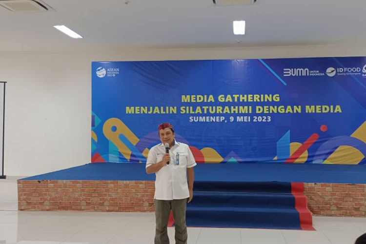 Dirut PT Garam of member ID Food Arief Hendra di acara silaturahmi bersama awak media di Hall Kantor Pusat Garam, jl. Raya Kalianget- Kab. Sumenep, Selasa (09/05/2023).