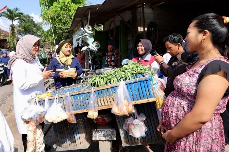 Bupati Banyuwangi, Ipuk Fiestiandani Azwar Anas, saat melibatkan para pedagang sayur keliling dalam penanganan stunting. (Foto : Humas Pemkab Banyuwangi for TIMES Indonesia)