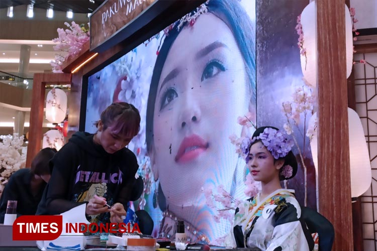 Peserta Geisha Make Up Competition mengaplikasikan riasan pada model, Rabu (10/5/2023). (FOTO: Lely Yuana/TIMES Indonesia) 