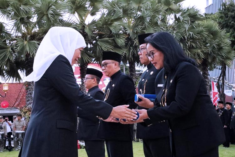 Gubernur Khofifah saat melantik 505 orang Pejabat Eselon III dan Pejabat Eselon IV di Gedung Negara Grahadi, Rabu (10/5/2023).(FOTO; Dok.Humas Pemprov Jatim)