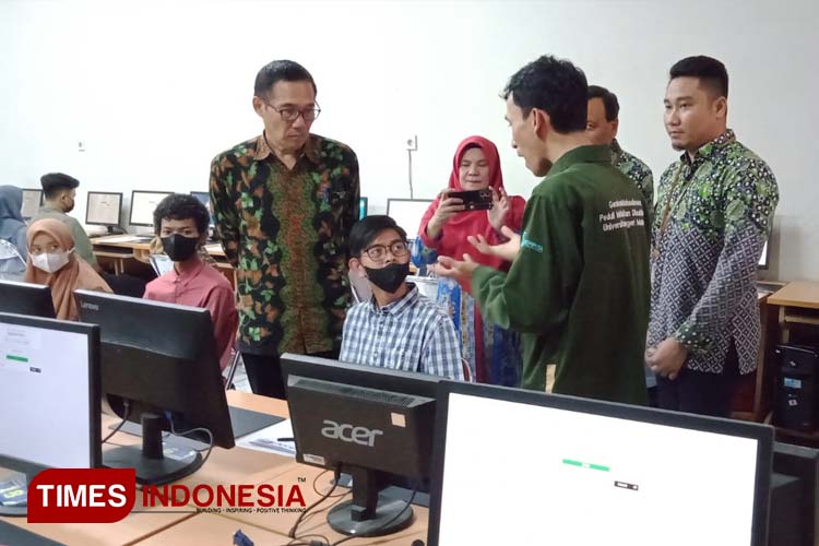 Rektor UM Prof. Dr. Hariyono, M.Pd saat meninjau pelaksanaan UTBK bagi ABK tuna rungu di UM, Rabu (10/5/2023). (Foto: Achmad Fikyansyah/TIMES Indonesia)