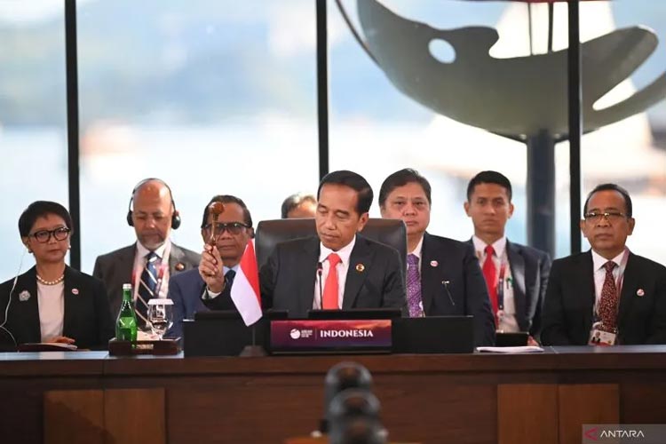 Presiden RI Joko Widodo mengetok palu menandai dibukanya Konferensi Tingkat Tinggi (KTT) Ke-42 ASEAN , di Labuan Bajo, Manggarai Barat, NTT, Rabu (10/5/2023). POOL/ANTARA FOTO/Rivan Awal Lingga/hp.