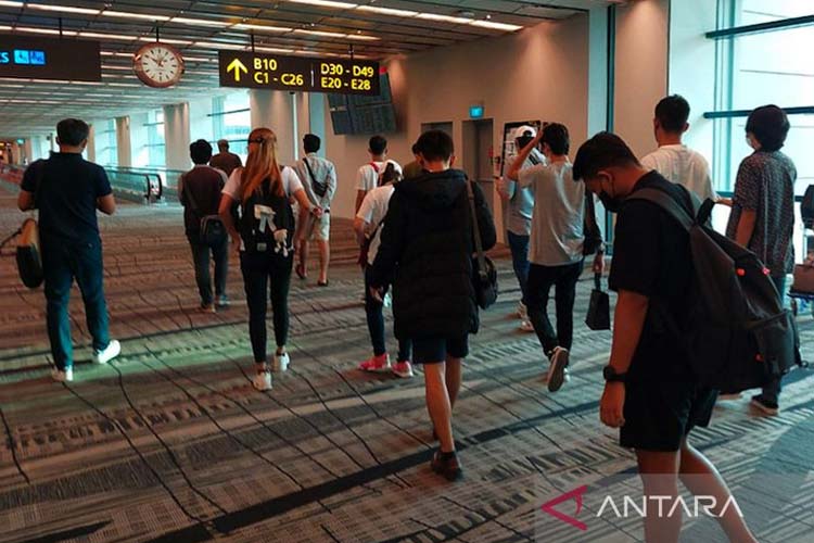 14 orang WNI korban penipuan perusahaan online scam dari Kamboja dipulangkan ke Indonesia pada Senin (8/8/2022). (Foto: ANTARA/HO-Kemlu RI)
