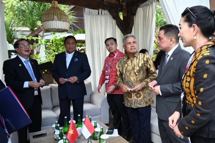 Wakil Ketua BKSAP DPR RI Achmad Hafisz Tohir saat menghadiri pertemuan bilateral dengan sejumlah perwakilan parlemen se-ASEAN di Labuan Bajo. (FOTO: dok DPR)