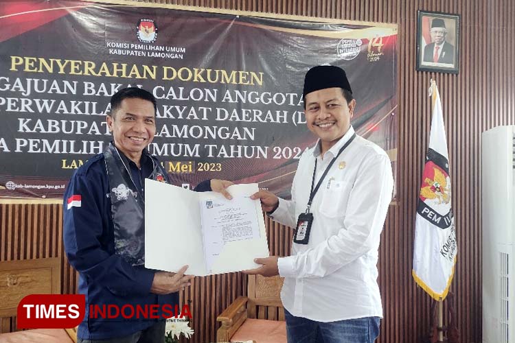 Ketua DPD Partai Nasdem Lamongan Kaharudin menyerahkan dokumen pendaftaran bacaleg ke Ketua KPU Lamongan Mahrus Ali, Kamis (11/5/2023), Foto : Moch. Nuril Huda/TIMES Indonesia)