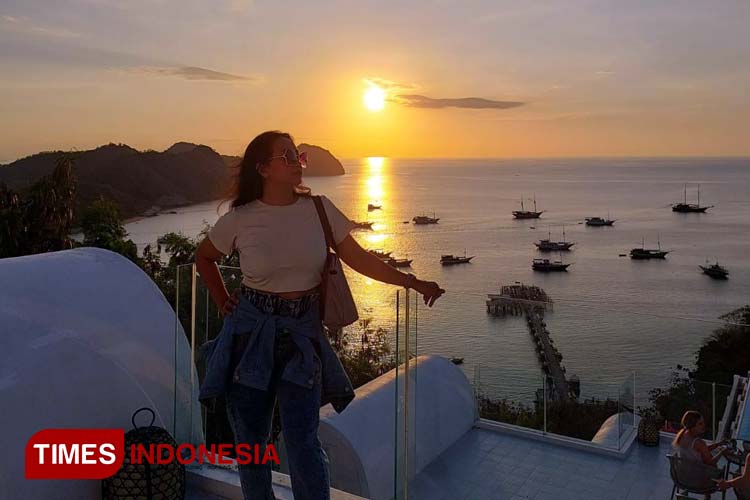 Wisatawan Jakarta Putri Margaretha saat menikmati keindahan alam Labuan Bajo. (FOTO: Putri for TIMES Indonesia)